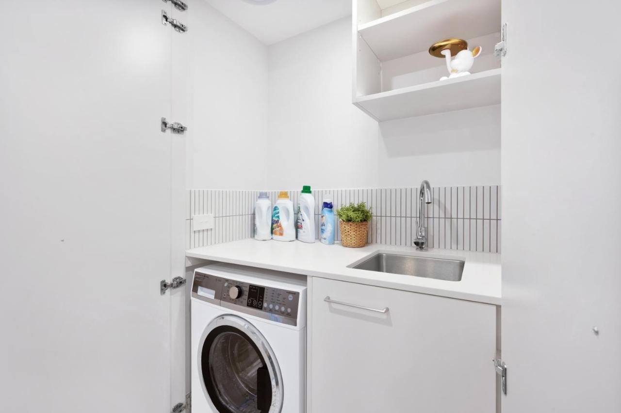 Kashmir, Modern And Luxury 2br 2ba, Fast Wifi & Netflix, Free Parking, Central Location, Near Cbd Apartment *