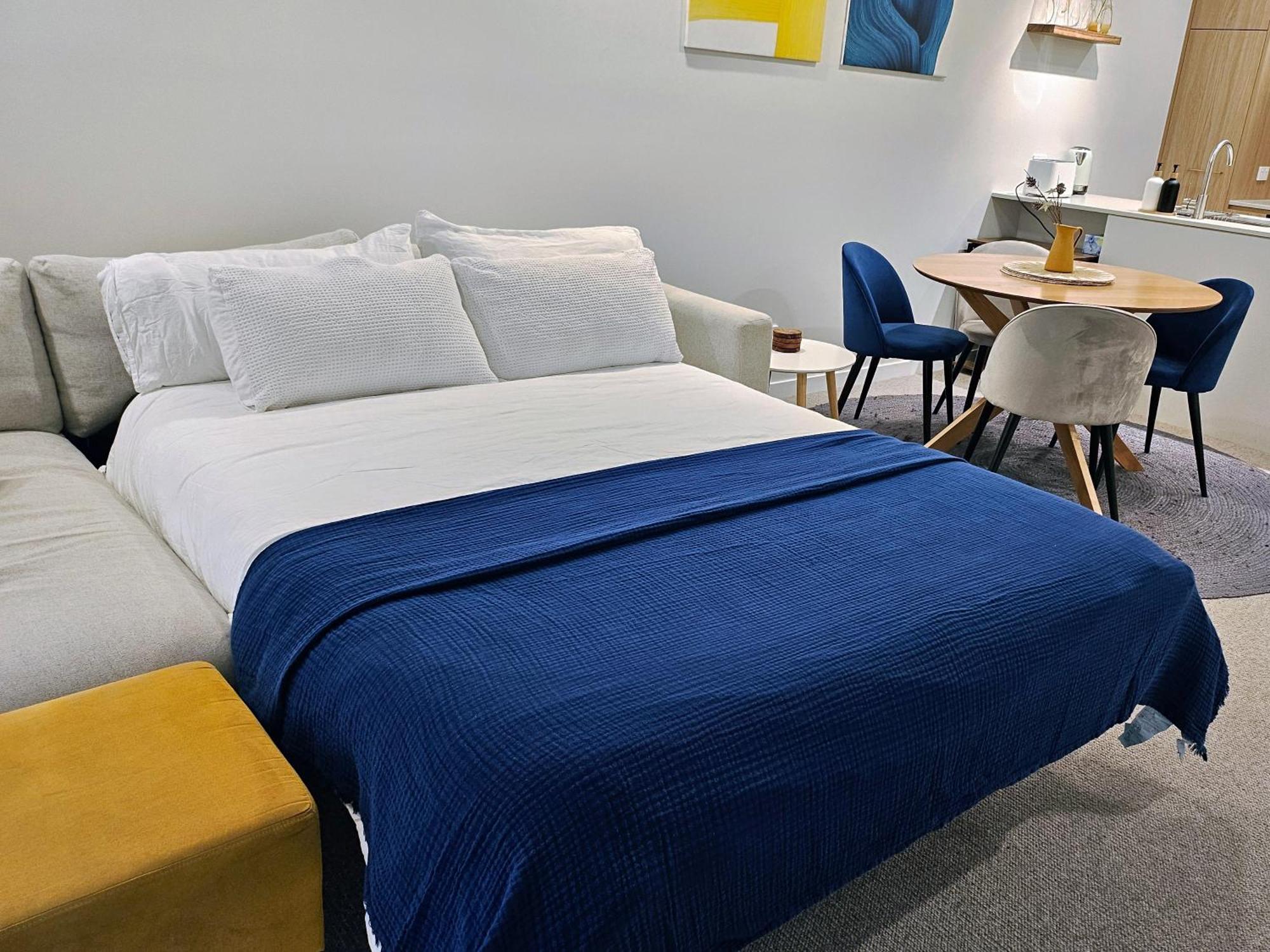 Apartment Kashmir, Modern And Luxury 2br 2ba, Fast Wifi & Netflix, Free Parking, Central Location, Near Cbd