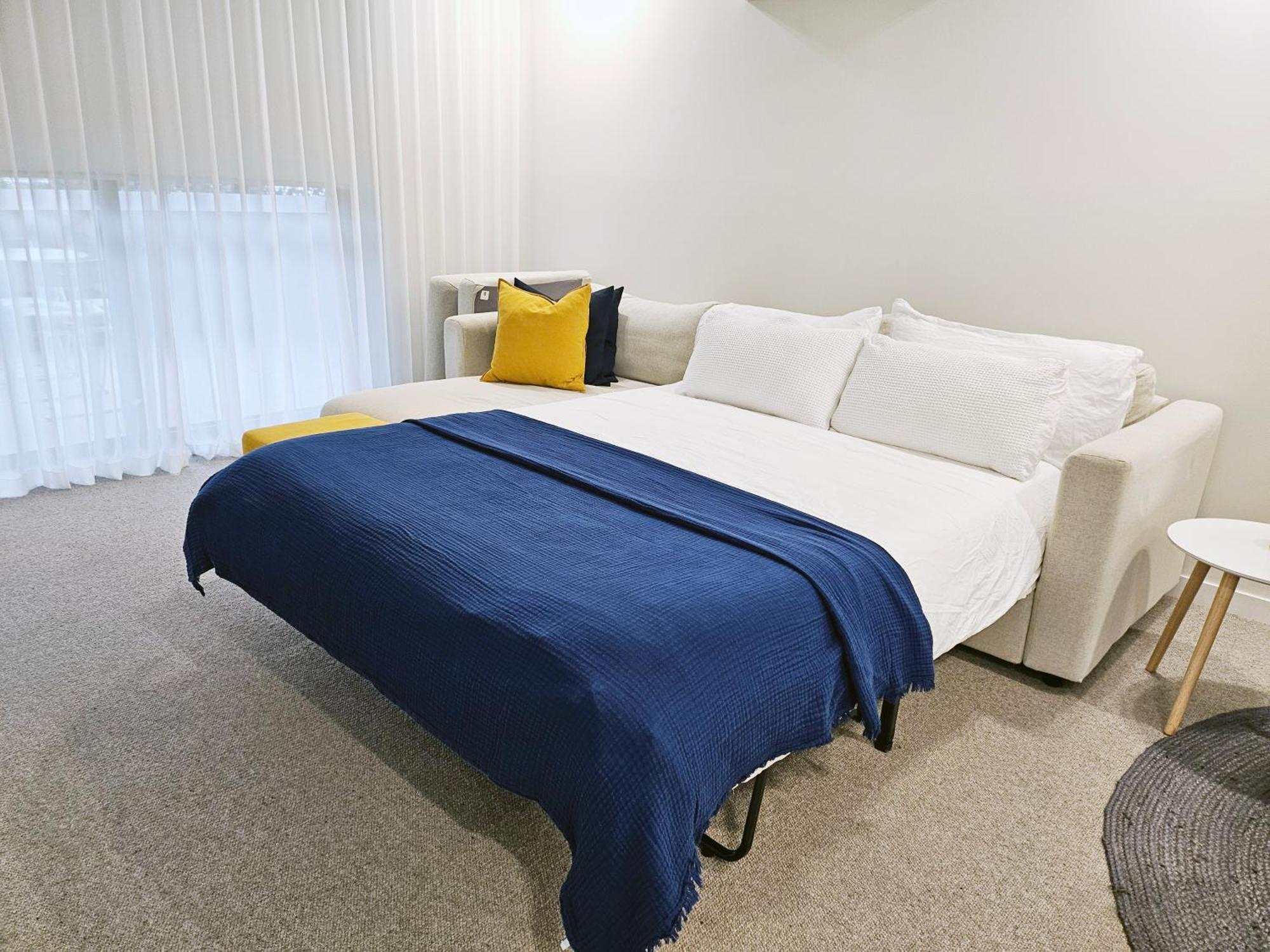 Apartment Kashmir, Modern And Luxury 2br 2ba, Fast Wifi & Netflix, Free Parking, Central Location, Near Cbd Canberra